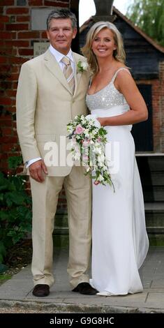 Caron Keating's verwitweter Ehemann heiratet wieder. Russ Lindsay und Sally Meen, nachdem sie heute im Great Fosters Hotel in Egham, Surrey, geheiratet haben. Stockfoto