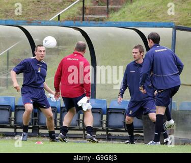 Fußball - Schottland Trainingseinheit - Hampden Park.. Der schottische Scott Brown (L) in Aktion mit Teamkollegen während einer Trainingseinheit im Hampden Park, Glasgow. Stockfoto