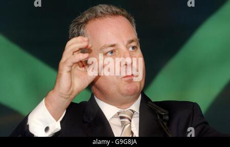 Erster Minister Jack McConnell bei einem Mediengespräch im St. Andrew's House in Edinburgh. Stockfoto