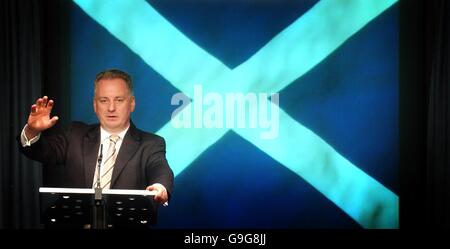 Erster Minister Jack McConnell bei einem Mediengespräch im St. Andrew's House in Edinburgh. Stockfoto