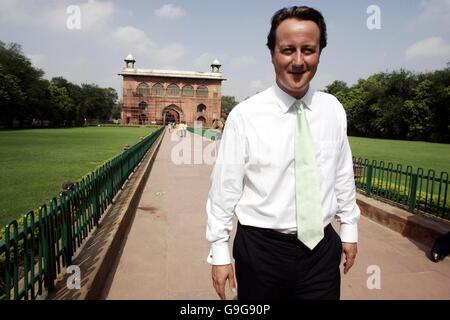 Der Vorsitzende der Konservativen Partei David Cameron besucht das Rote Fort in Delhi, Indien, am letzten Tag des viertägigen Besuchs im Land. Stockfoto