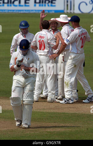 Glamorgans Kapitän Robert Croft wird von seinen Teamkollegen gratuliert Nach dem Wicket von Derbyshire Ian Hunter, der geht Aus deaktiviert Stockfoto