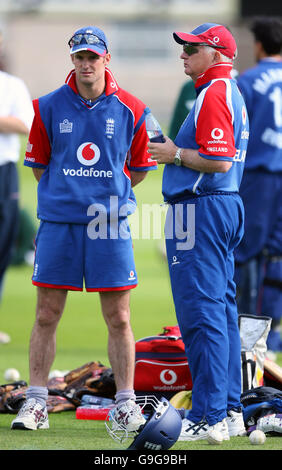 England Kapitän Andrew Strauss mit Trainer Duncan Fletcher Stockfoto