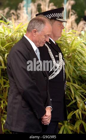 Ken Livingstone, der Bürgermeister von London, steht während eines Schweigeminutes beim jährlichen Metropolitan Police Memorial Day Service am Police Training College in Hendon North West London mit Sir Ian Blair (rechts), dem Kommissar der Metropolitan Police, zusammen. Stockfoto