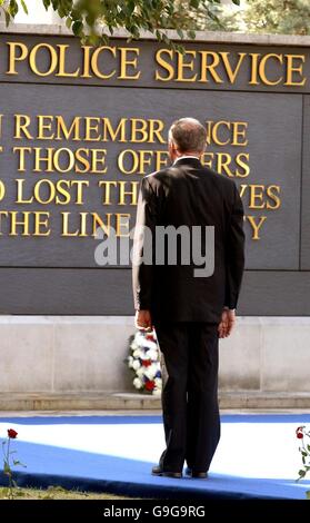 Ken Livingstone der Bürgermeister von London steht während einer Minute Stille, nachdem er beim jährlichen Metropolitan Police Memorial Day Service einen Kranz an der Police Training College in Hendon North West London niedergelegt hat. Stockfoto