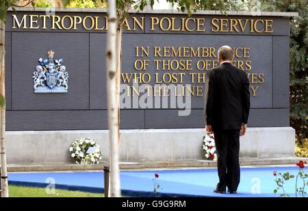 Ken Livingstone der Bürgermeister von London steht während einer Minute Stille, nachdem er beim jährlichen Metropolitan Police Memorial Day Service einen Kranz an der Police Training College in Hendon North West London niedergelegt hat. Stockfoto