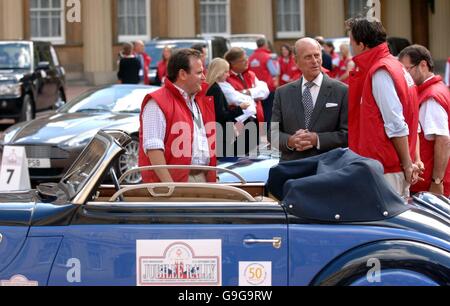 Der Duke of Edinburgh grüßt die 30 Fahrer und ihre Fahrzeuge im Buckingham Palace, London, bevor sie sich auf eine Rallye von London nach Monte Carlo ihre 50. Jahr des Duke of Edinburgh Award Scheme zu feiern. Stockfoto