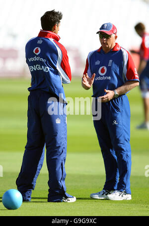 Cricket - NatWest One Day International Series - England - Pakistan - Nets - Trent Bridge. Der englische Trainer Duncan Fletcher spricht mit Sajid Mahmood Stockfoto