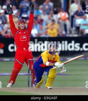 Lancashire's Wicketkeeper Luke Sutton appelliert während des NatWest Pro40 League Division One Spiels auf dem County Cricket Ground, Chelmsford, an Essex's James Foster Wicket. Stockfoto