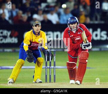 Dominic Cork von Lancashire in Aktion gegen Essex während des NatWest Pro40 League Division One Spiels im County Cricket Ground, Chelmsford. Stockfoto