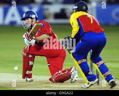 Dominic Cork von Lancashire in Aktion gegen Essex während des NatWest Pro40 League Division One Spiels im County Cricket Ground, Chelmsford. Stockfoto