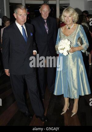 The Prince of Wales, Patron of Mental Health Charity SANE und die Herzogin von Cornwall mit ihrem Detektiv bei der John Betjeman Centenary Gala im Prince of Wales Theatre in London Stockfoto