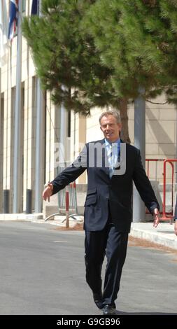 Der britische Premierminister Tony Blair geht am letzten Tag seines Besuchs im Nahen Osten durch das Zentrum Beiruts. Stockfoto