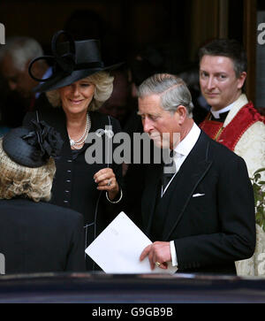 Die Herzogin von Cornwall geht mit ihrem Mann, dem Prince of Wales, nach einem privaten Gedenkgottesdienst für ihren verstorbenen Vater, Major Bruce Shand, in die St. Paul's Church, Knightsbridge im Zentrum von London. Stockfoto