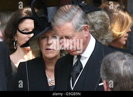 Die Herzogin von Cornwall geht mit ihrem Mann, dem Prince of Wales, nach einem privaten Gedenkgottesdienst für ihren verstorbenen Vater, Major Bruce Shand, in die St. Paul's Church, Knightsbridge im Zentrum von London. Stockfoto