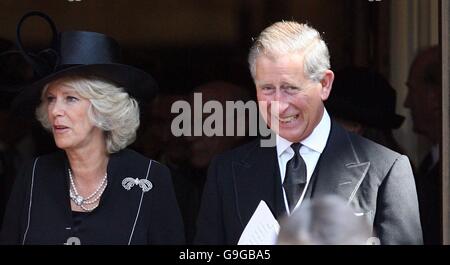 Die Herzogin von Cornwall geht mit ihrem Mann, dem Prince of Wales, nach einem privaten Gedenkgottesdienst für ihren verstorbenen Vater, Major Bruce Shand, in die St. Paul's Church, Knightsbridge im Zentrum von London. Stockfoto