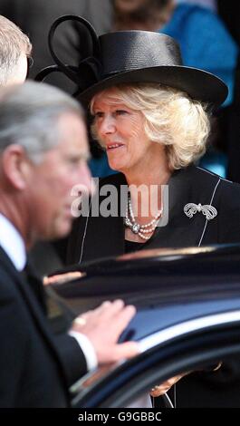 Die Herzogin von Cornwall geht mit ihrem Mann, dem Prince of Wales, nach einem privaten Gedenkgottesdienst für ihren verstorbenen Vater, Major Bruce Shand, in die St. Paul's Church, Knightsbridge im Zentrum von London. Stockfoto