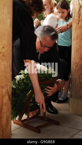 US-Botschafter in Großbritannien Robert Tuttle legt einen Kranz mit seiner Frau Maria, am Denkmal in Grosvenor Square, central London, der britischen Opfer des September 11. Terrorist Angriffe auf das World Trade Centre in New York, vor fünf Jahren heute. Stockfoto