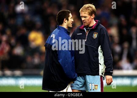 Fußball - FA Carling Premiership - Leeds United / Aston Villa. Robbie Keane, der neue Zeichner von Leeds United, plaudert vor dem Spiel mit Steve Staunton, dem Iren von Aston Villa Stockfoto