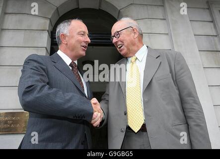 Ehemaliger UN Chef Waffen Inpector Dr. Hans Blix, Recht, verbindet irische Minister für auswärtige Angelegenheiten, Dermot Ahern für ein Treffen bei Iveagh House, Dublin. Stockfoto