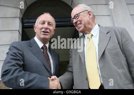 Ehemaliger UN Chef Waffen Inpector Dr. Hans Blix, Recht, verbindet irische Minister für auswärtige Angelegenheiten, Dermot Ahern für ein Treffen bei Iveagh House, Dublin. Stockfoto