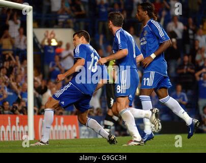 Chelsea's Michael Ballack (links) feiert das Tor eines Elfmeterschießens während des UEFA Champions League-, Gruppen-A-Spiels gegen Werder Bremen in Stamford Bridge, London. Stockfoto