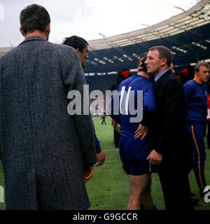 Chelsea-Manager Tommy Docherty (r) Konsolen John Boyle (zweite r) Nach der Niederlage seines Teams im FA Cup Finale Stockfoto