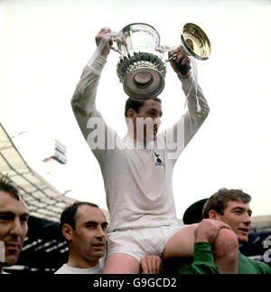 Tottenham Hotspur Kapitän Dave Mackay feiert mit dem FA Cup Auf den Schultern von Alan Gilzean (l) und Pat Jennings (r) Stockfoto