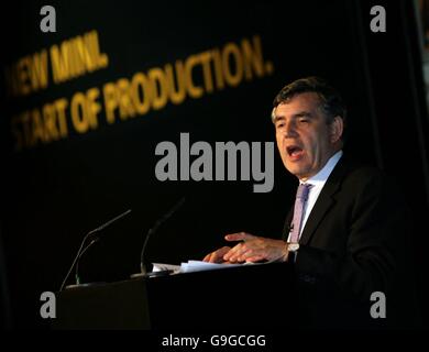 Der britische Bundeskanzler Gordon Brown spricht bei einem Besuch im BMW-Werk in Cowley, Oxford, wo er den Produktionsstart für den neuen Mini sah. Stockfoto