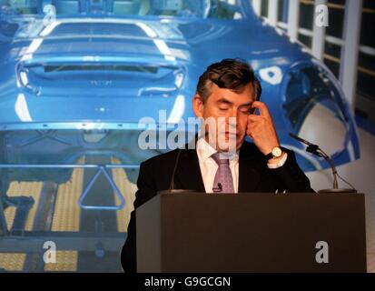 Der britische Bundeskanzler Gordon Brown spricht bei einem Besuch im BMW-Werk in Cowley, Oxford, wo er den Produktionsstart für den neuen Mini sah. Stockfoto