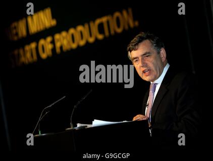 Der britische Bundeskanzler Gordon Brown spricht bei einem Besuch im BMW-Werk in Cowley, Oxford, wo er den Produktionsstart für den neuen Mini sah. Stockfoto