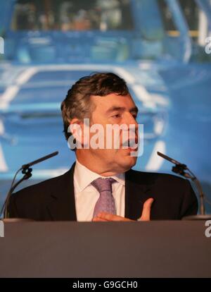 Der britische Bundeskanzler Gordon Brown spricht bei einem Besuch im BMW-Werk in Cowley, Oxford, wo er den Produktionsstart für den neuen Mini sah. Stockfoto