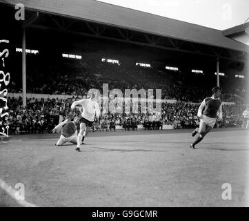 Vic Mobley (l) und Sam Ellis (r) von Sheffield Wednesday und Jimmy Robertson (c) von Tottenham Hotspur (c) in Aktion Stockfoto