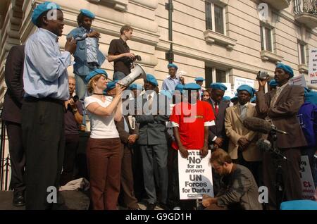 Demonstranten versammeln sich vor der sudanesischen Botschaft im Zentrum von London, um Hilfe für die humanitäre Krise in Darfur, Sudan, zu fordern. Stockfoto