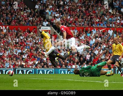 Emmanuel Adebayor von Arsenal wird von Torhüter Tomasz Kuszczak aus Manchester United geflogen, was zu einer Strafe führt, die Gilberto Silva verpasst hat Stockfoto