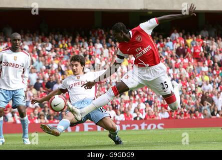 Emmanuel Adebayor von Arsenal (l) schlägt Liam Ridgewell von Aston Villa gegen The Ball Stockfoto