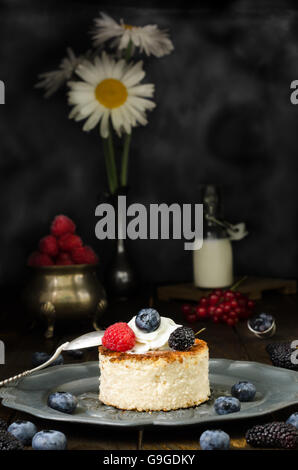 Ukrainische Käsekuchen mit Beeren und Sahne, Stillleben Stockfoto