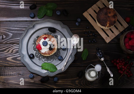 Ukrainische Käsekuchen mit Beeren und Sahne, Stillleben Stockfoto