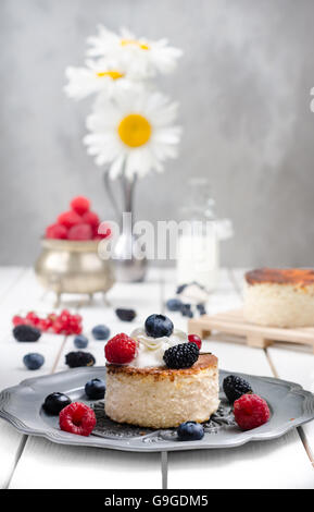 Ukrainische Käsekuchen mit Beeren und Sahne, Stillleben Stockfoto