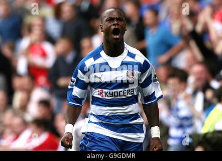 Fußball - FA Barclays Premiership - Reading / Middlesbrough - Madejski Stadium. Leroy Lita von Reading feiert sein Ziel Stockfoto