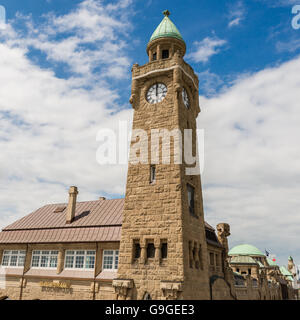 St. Pauli Wasserstand Turm ist Teil der St. Pauli Piers in Hamburg und ein wichtiges touristisches attr Stockfoto