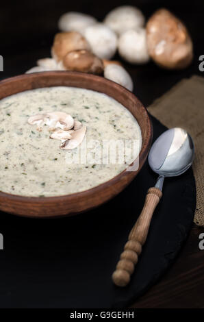 Pilz Creme Suppe auf dem Tisch, rustikalen Stil Stockfoto