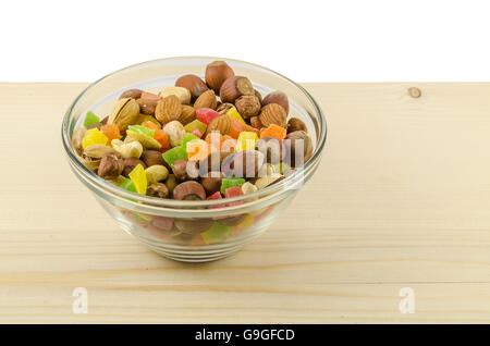 Verschiedenen Nüssen und kandierten Früchten im Glas auf dem Holztisch Stockfoto