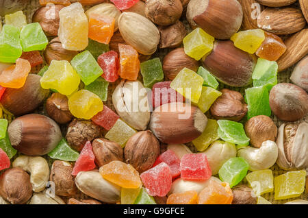 Gruppe von verschiedenen Nüssen und kandierten Früchten isoliert auf Absacken Stockfoto
