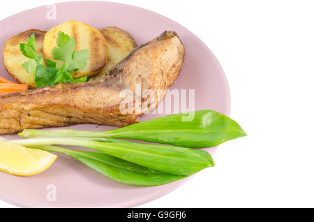 Gegrillter Karpfen bei Gericht isoliert auf weiss Stockfoto