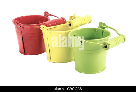 Bunte Metall Eimer sind isoliert auf weiß Stockfoto