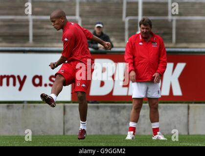 Fußball - Wales Training - Prag, Tschechische Republik. Robert Earnshaw von Wales wird von Manager John Toshack (rechts) während einer Trainingseinheit im Stahov-Stadion, Prag, Tschechien, beobachtet. Stockfoto