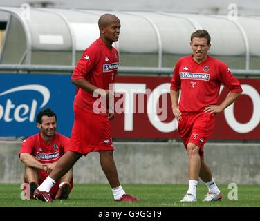 Wales-Kapitän Ryan Giggs (links) beobachtet Robert Earnshaw (Mitte) und Craig Bellamy während eines Trainings im Stahov-Stadion, Prag, Tschechien. Stockfoto