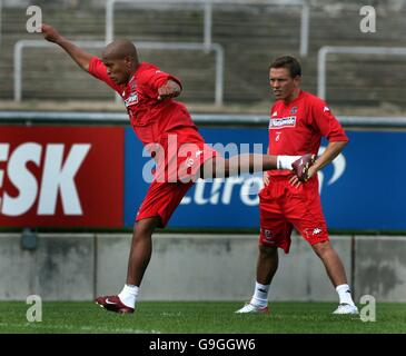 Der walisische Robert Earnshaw wird von Craig Bellamy (rechts) während einer Trainingseinheit im Stahov-Stadion, Prag, Tschechien, beobachtet. Stockfoto