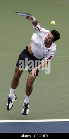 Tennis - US Open - New York. Der britische Tim Henman setzt sich beim US Open in Flushing Meadow, New York, gegen den Schweizer Roger Federer ein. Stockfoto